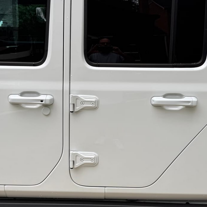 Close-up of a Gladiator with Bright White color-matched keyless entry door handles