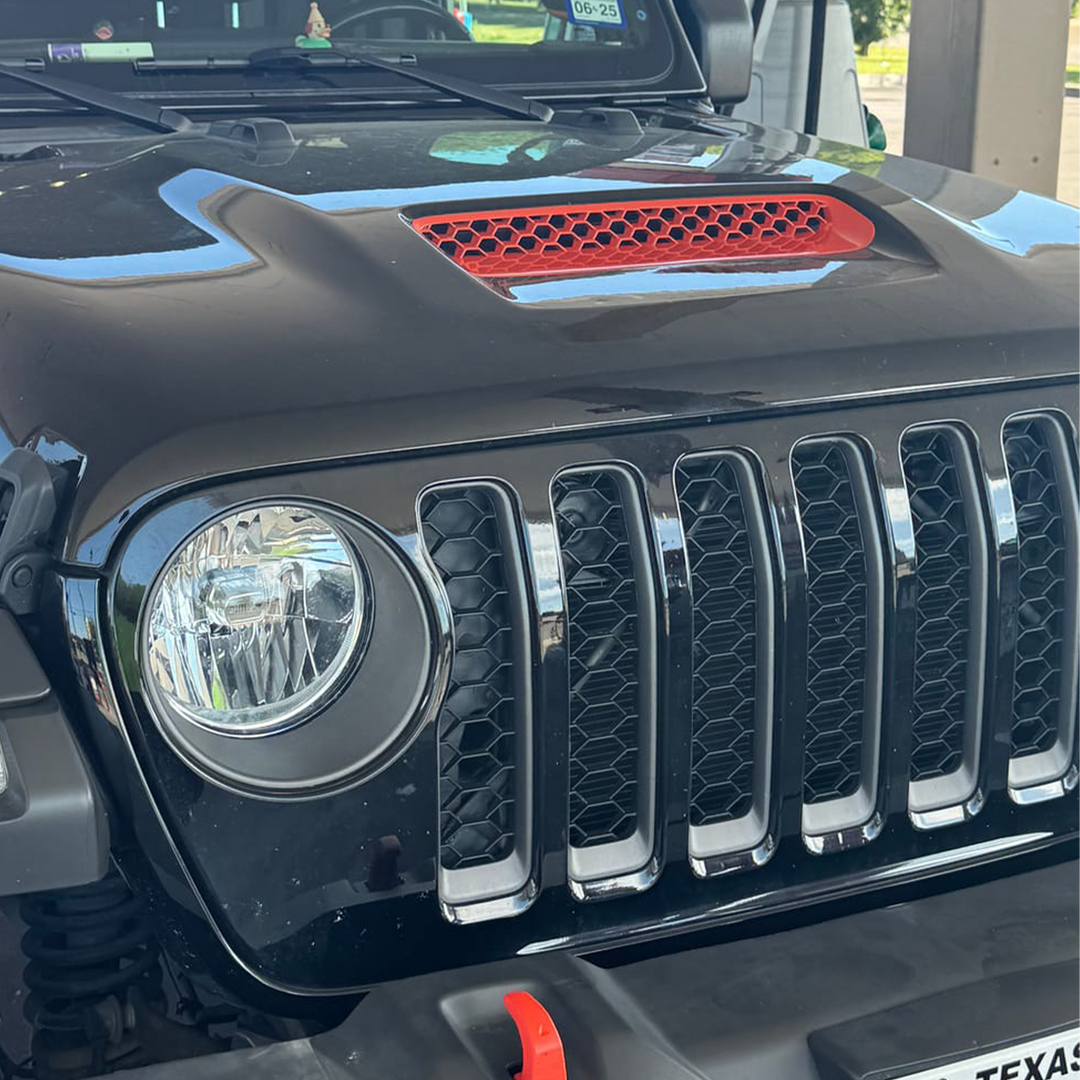Close-up of a jeep Gladiator JT Mohave edition with mojave orange painted hood vent