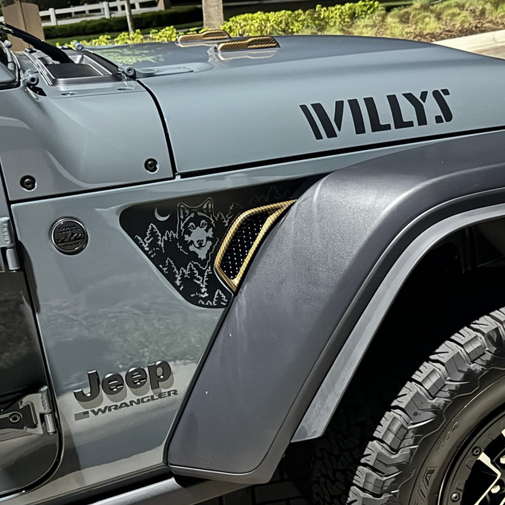 Close-up of a Jeep Wrangler 'Willys' with black carbon standard and 392 gold painted fender vent