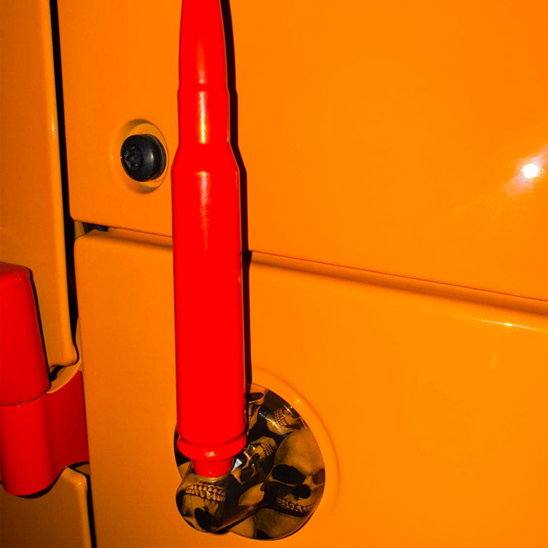 Close-up of a Mojave Orange bullet antenna with skullz graphic antenna cap in Nacho base color